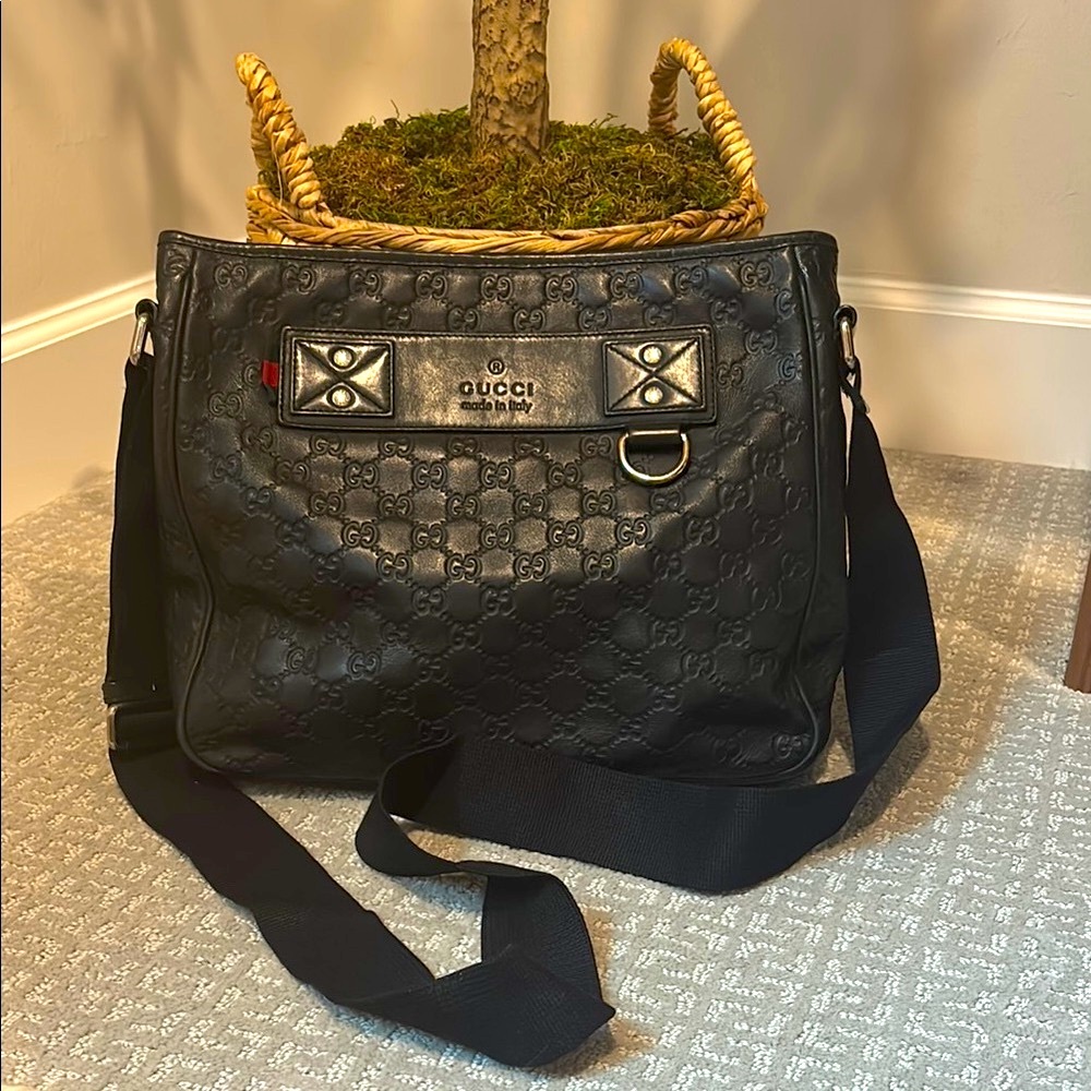 Auth Vintage Gucci GG Embossed Black Calfskin Messenger Bag